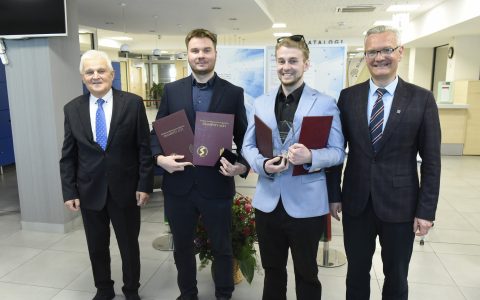 grupa ludzi w holu budynku, odbior nagrody Innodiament