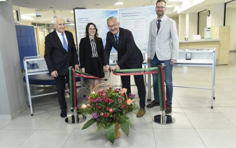 grupa ludzi w holu budynku , przecięcie wstegi AGH