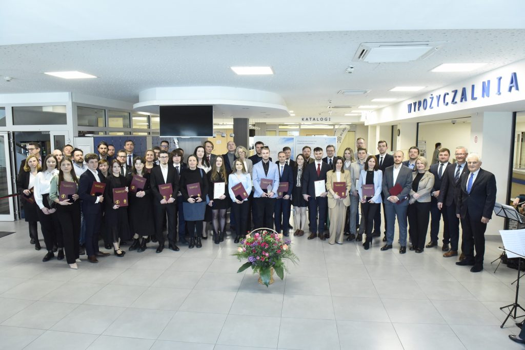 grupa ludzi w holu budynku , zdjęcie grupowe