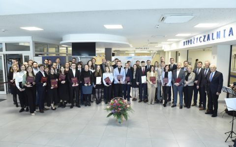 grupa ludzi w holu budynku , zdjęcie grupowe