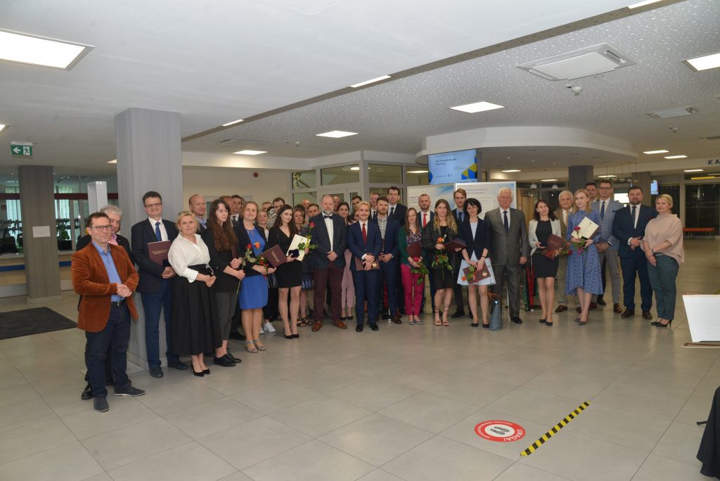 grupa ludzi w holu budynku , zdjęcie grupowe