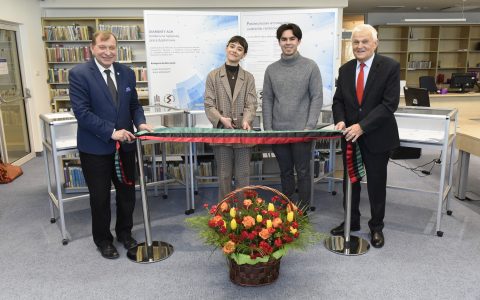 grupa ludzi w holu budynku , przecięcie wstegi AGH